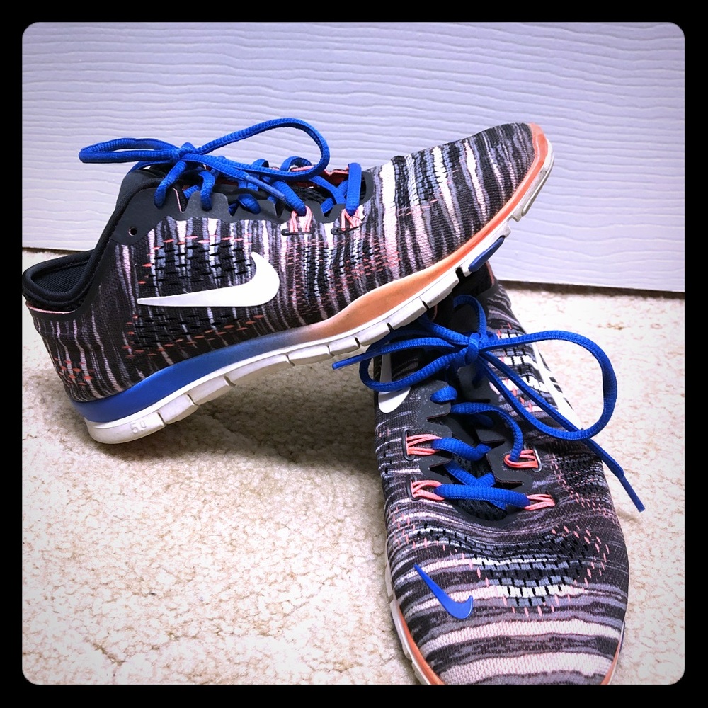 BLACK FRIDAY DEAL! Women’s Nike tennis shoes 7.5US