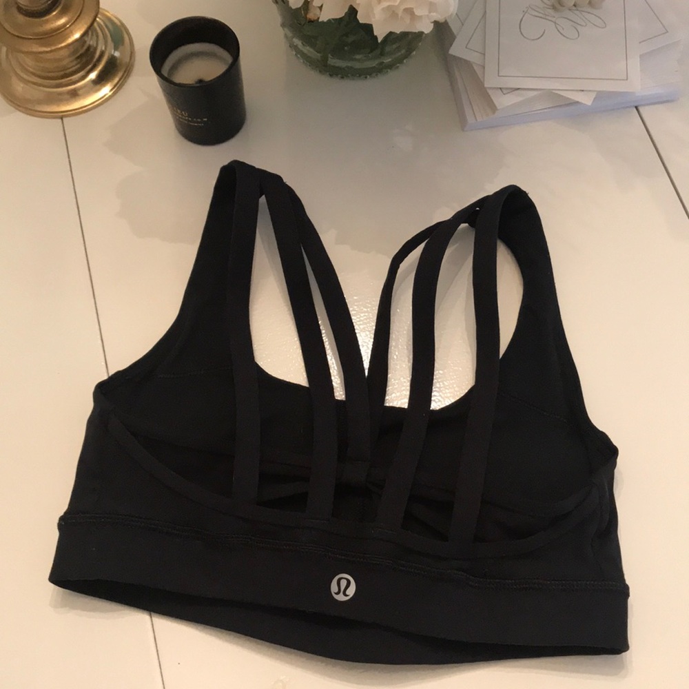 Black lululemon sports bra, 2