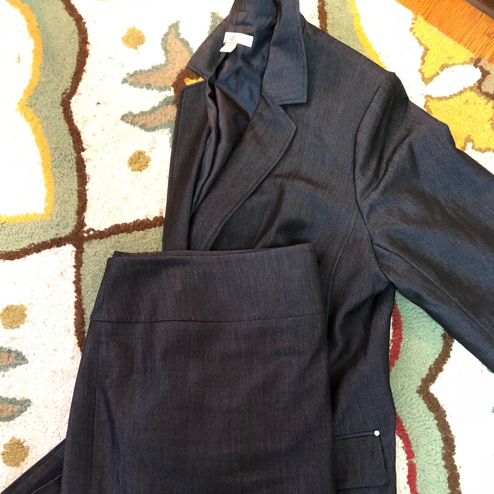 Roz & Ali skirt suit jacket. Gray/blue color Sz14
