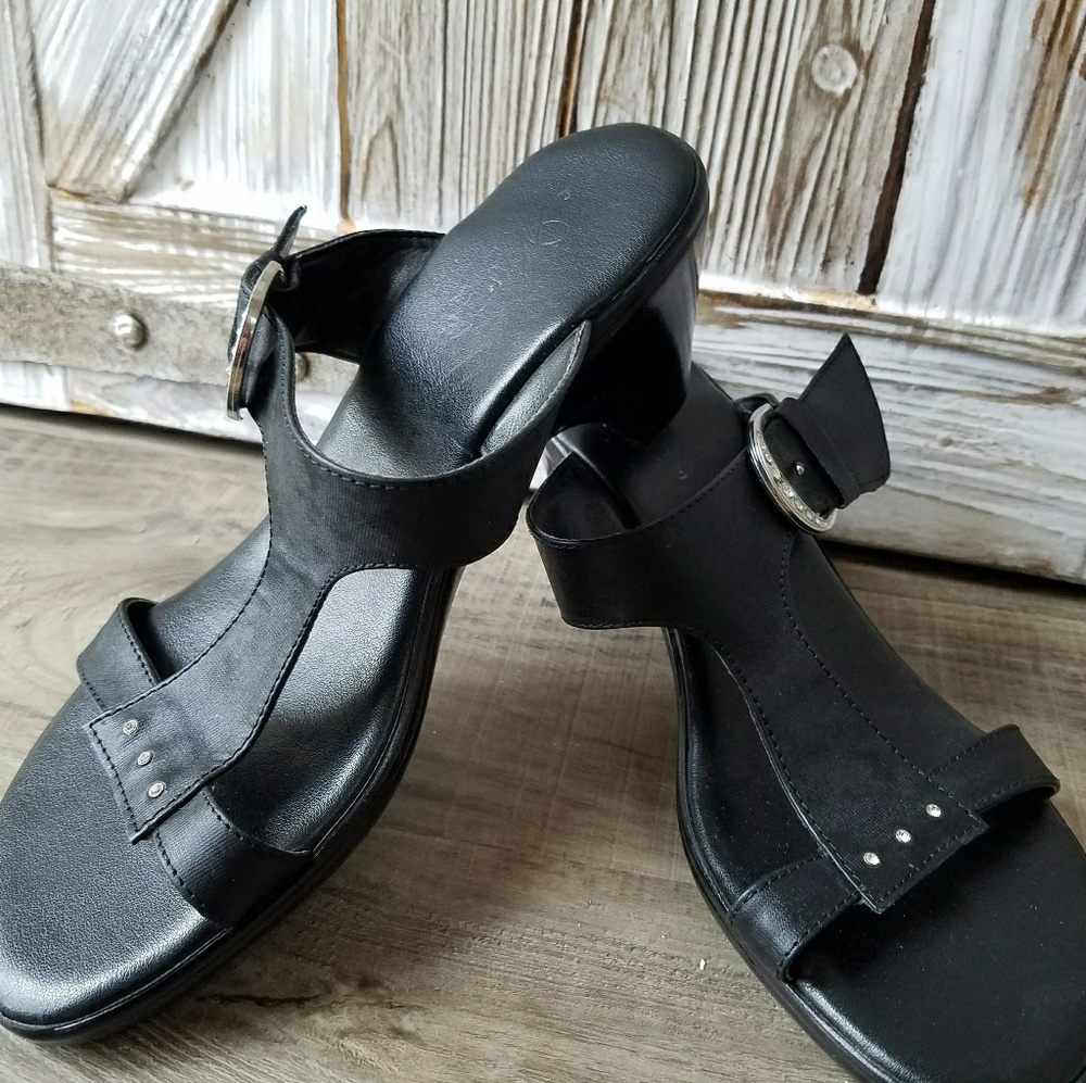 Black buckle dressy shoes