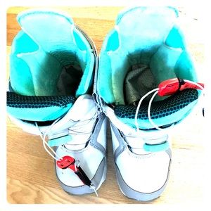 ✔️Sold! Posh Burton Imprint Snowboard Boots