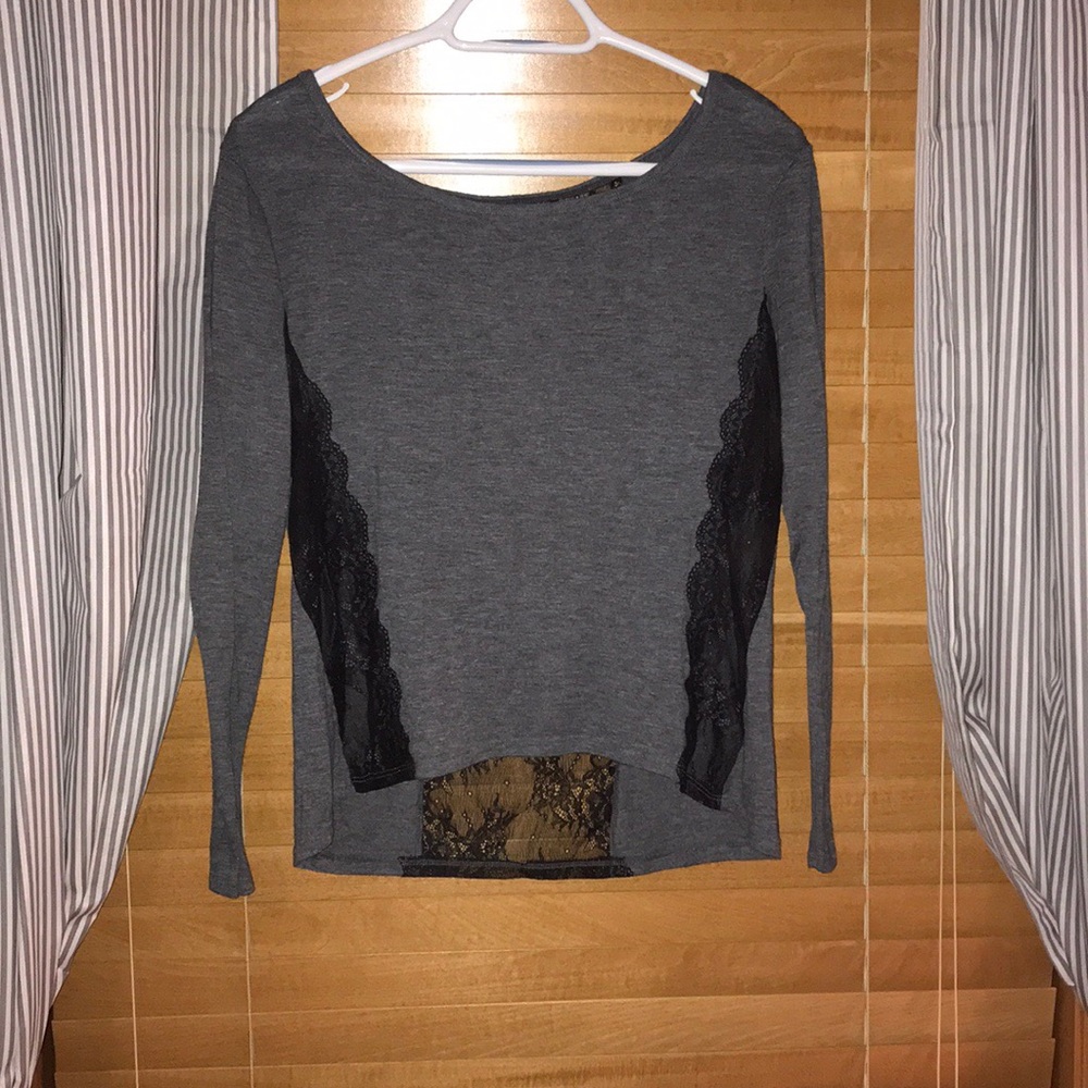 3/4 length grey and black shirt.