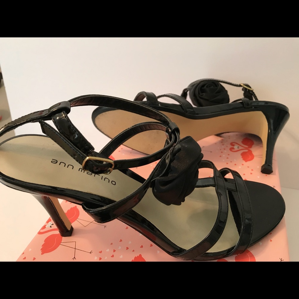 Sexy black patent heels with flower accent