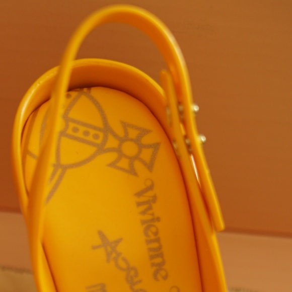 Vivienne Westwood for Melissa Red Heart - Picture 5 of 8