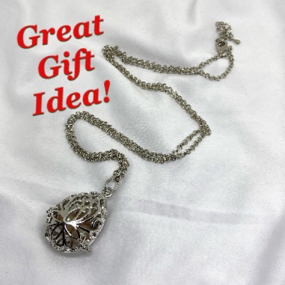 Jewelry - 🆕Silver Pearl/Lava Rock Locket Pendant Necklace