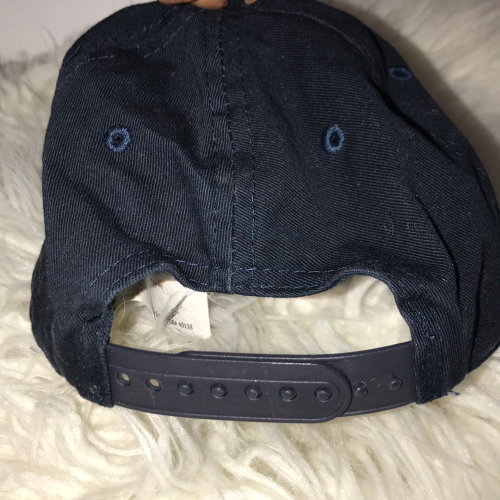 Snap back hat - Picture 2 of 2
