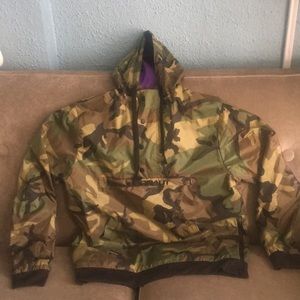 Jugrnaut : Army print pull over windbreaker.