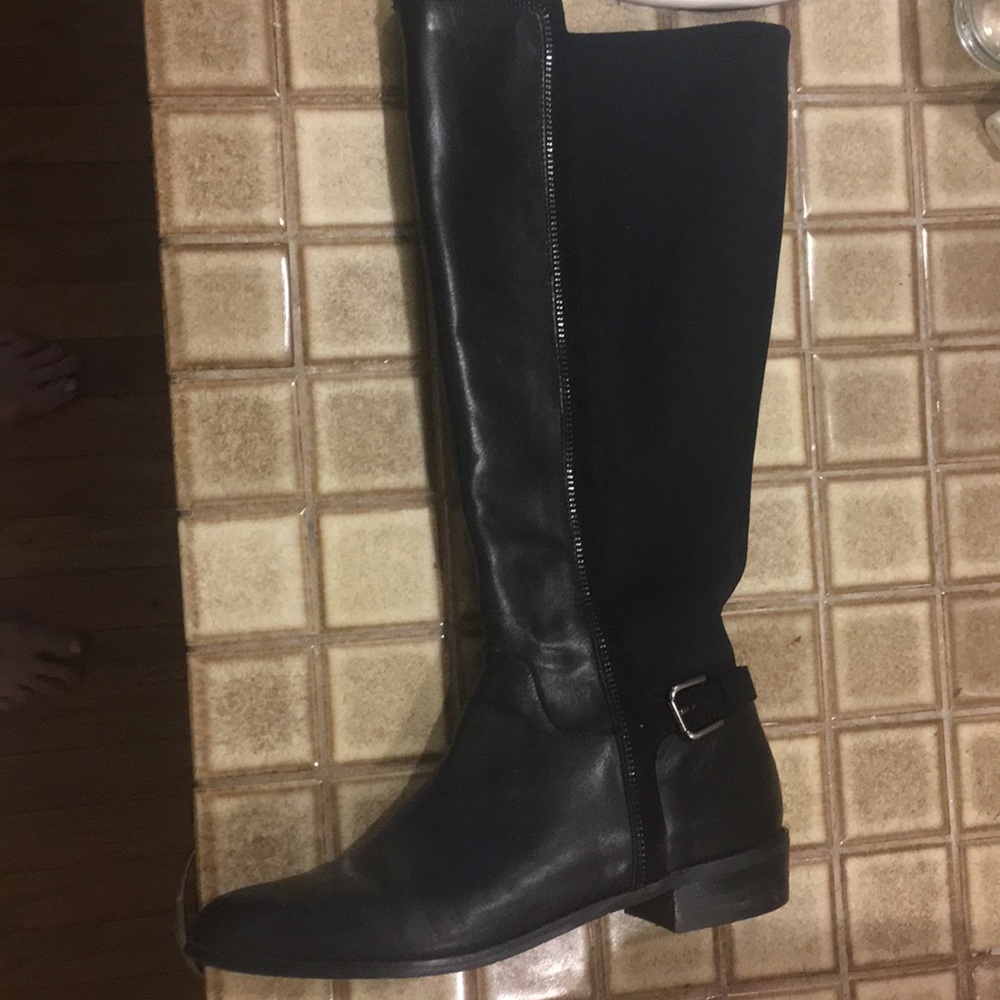 Tahari size 8.5 black boot