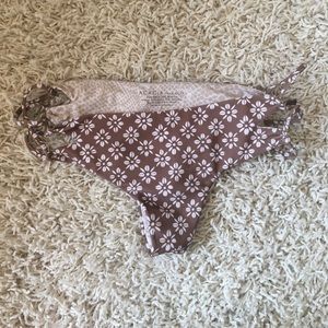 Acacia Kauai bottoms in daisy block