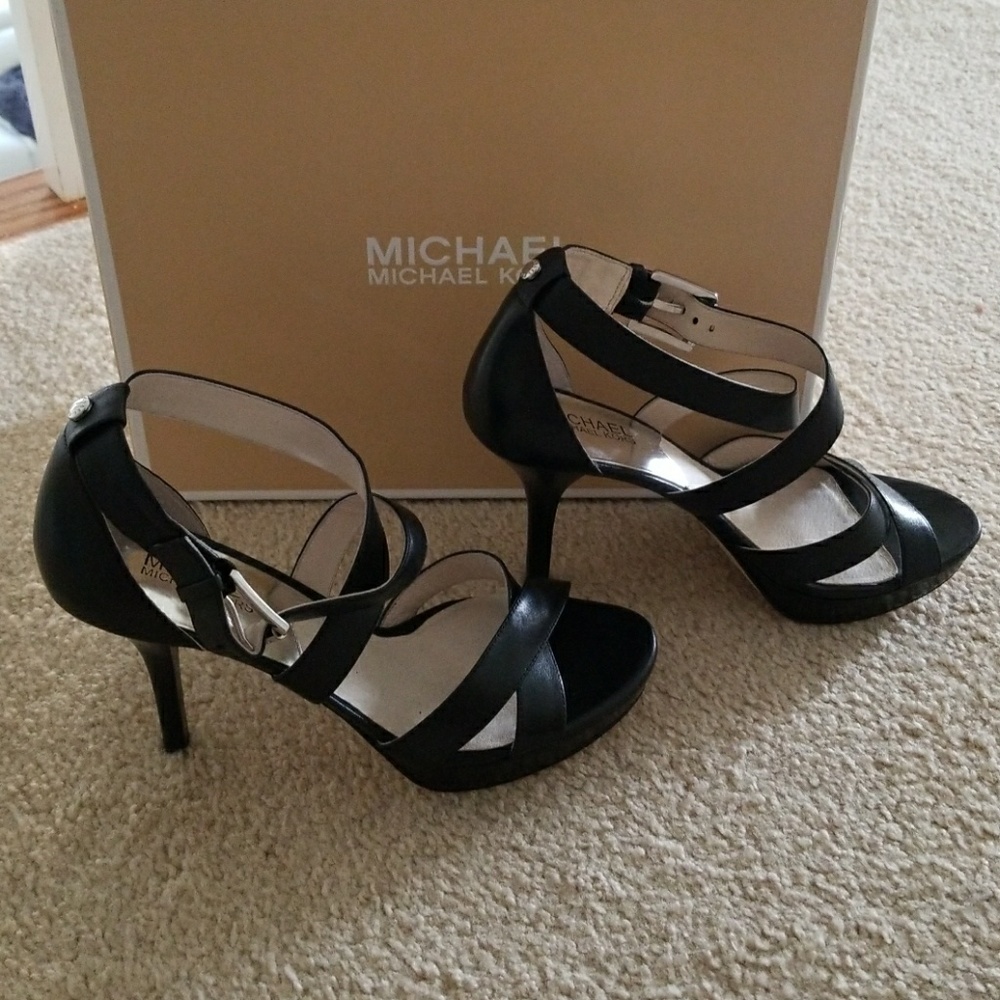 🎉SALE🎉NIB MK Evie Platform Heels
