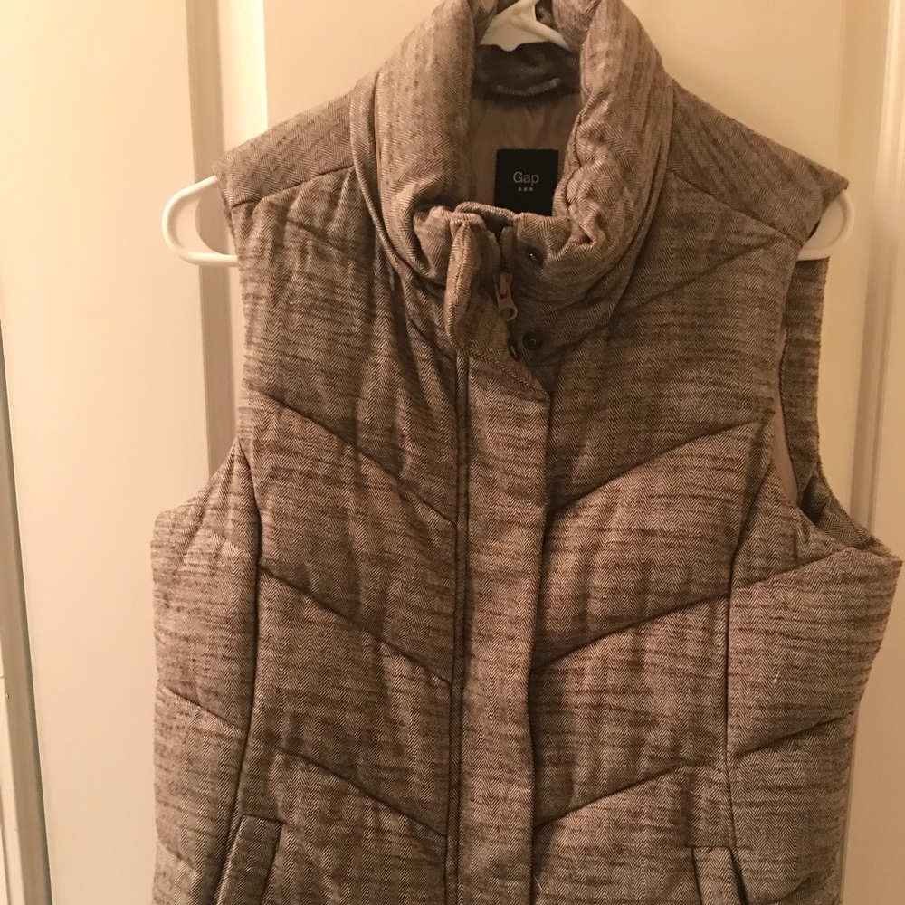 Women’s Gap puffer vest with detachable hood