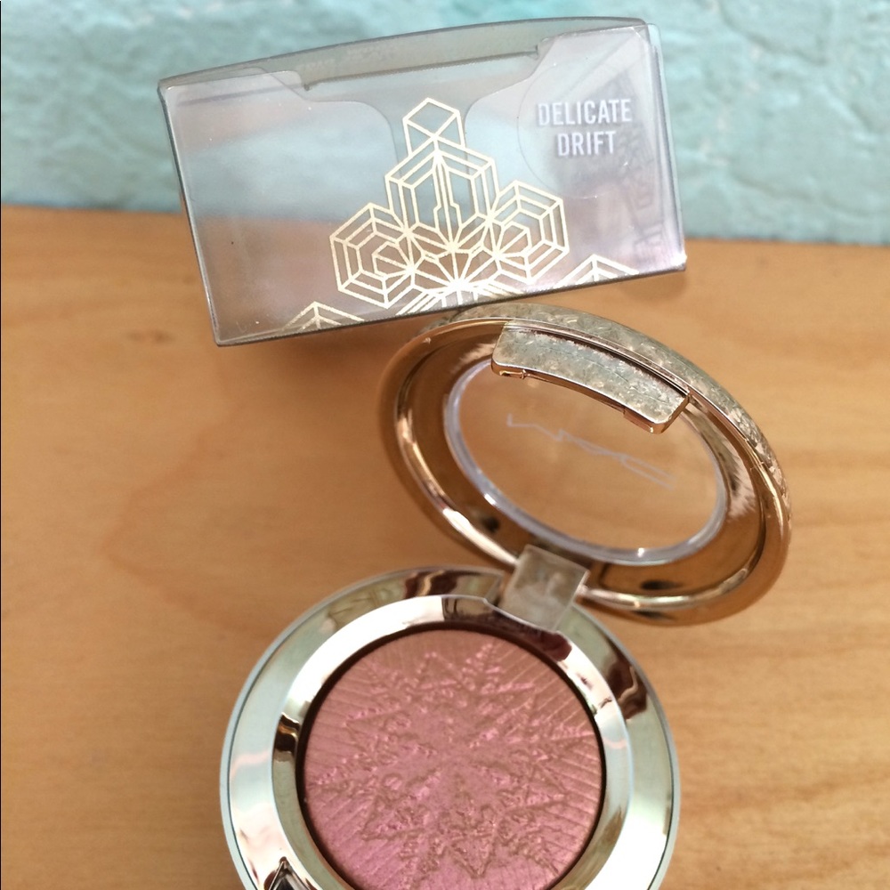 Delicate Drift Eyeshadow, MAC Snow Ball