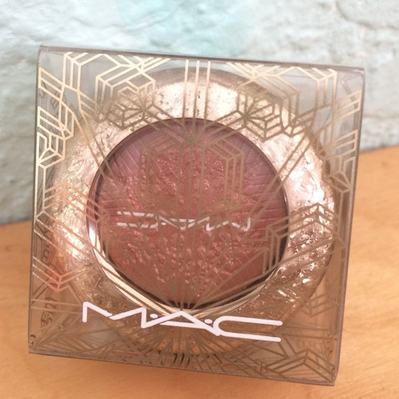 Delicate Drift Eyeshadow, MAC Snow Ball - Picture 2 of 6