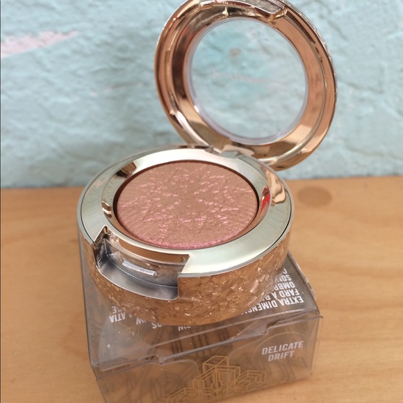 Delicate Drift Eyeshadow, MAC Snow Ball - Picture 3 of 6