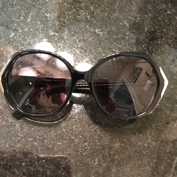 FENDI Black & Silver Sunnies - Picture 8 of 8