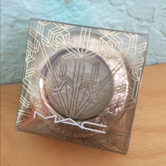 Frostwinked eyeshadow, MAC Snow Ball - Picture 2 of 3