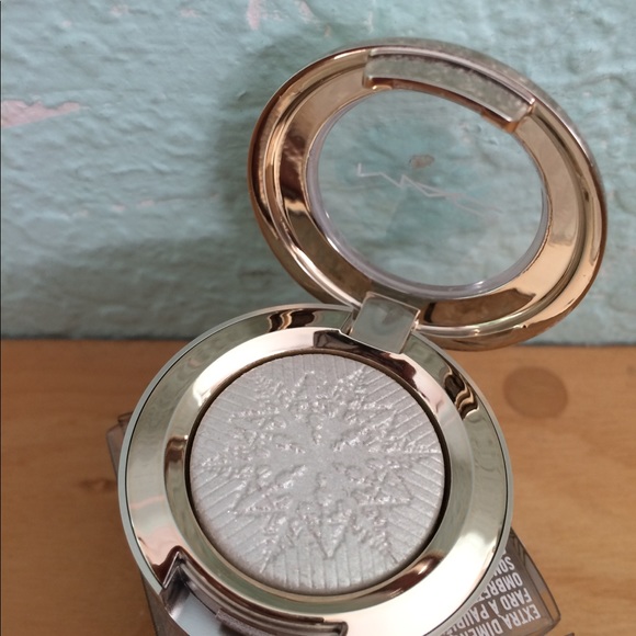 Frostwinked eyeshadow, MAC Snow Ball - Picture 3 of 3