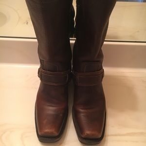 FRYE BELTED HARNESS SIZE 7 BOOTS.