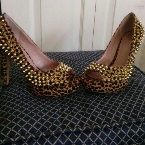 VINCE CAMUTO - Picture 1 of 5