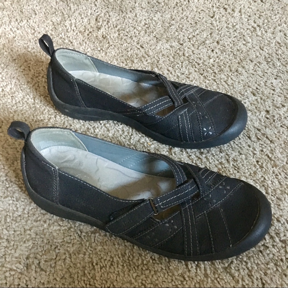 Adventure flats, j-41 8 black Mary Janes Amethyst