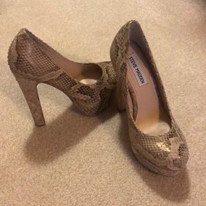 Gold snake skin pumps