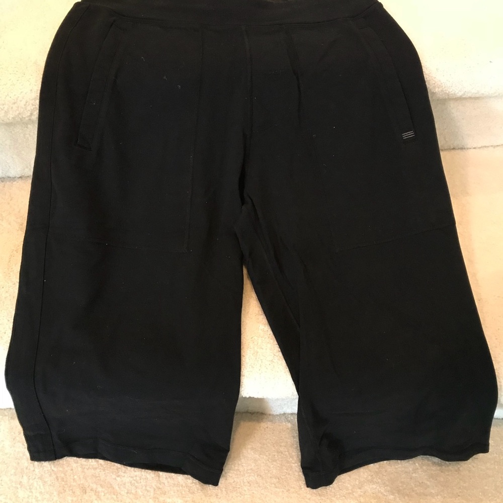 🏋🏼‍♀️🏀 Lululemon Men’s 3/4 length short. L.