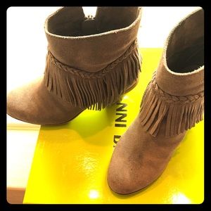 Gianni Bini Grey fringe booties 5.5 ❤️