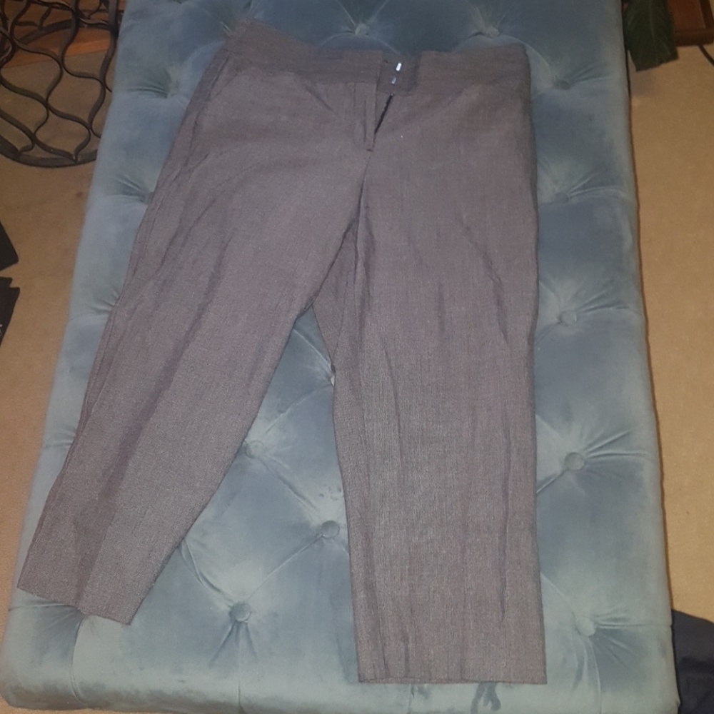 Worthington size 4 grey and black capris