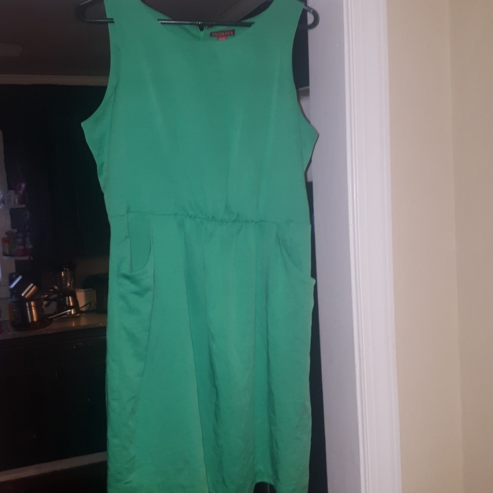 Green sleeveless dress with pockets