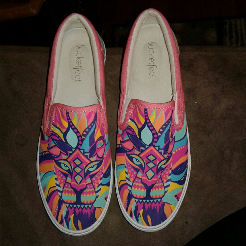 Bucketfeet lion slipons