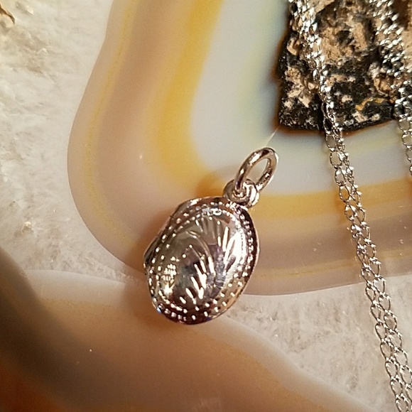 Boutique Jewelry - small silver locket w 16" chain NWOT, boutique