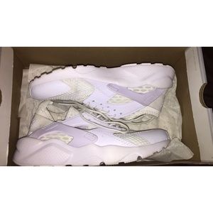 White nike air huaraches