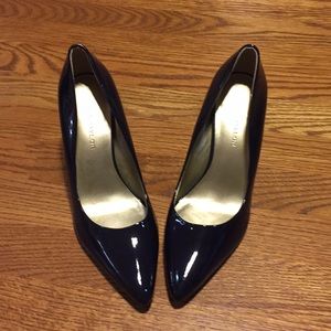 Ann Taylor heels. NAVY with gold heels. Size 6
