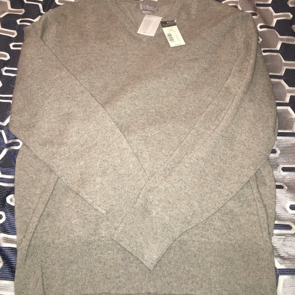 Signature collection cashmere v-neck sweaters - Picture 1 of 4