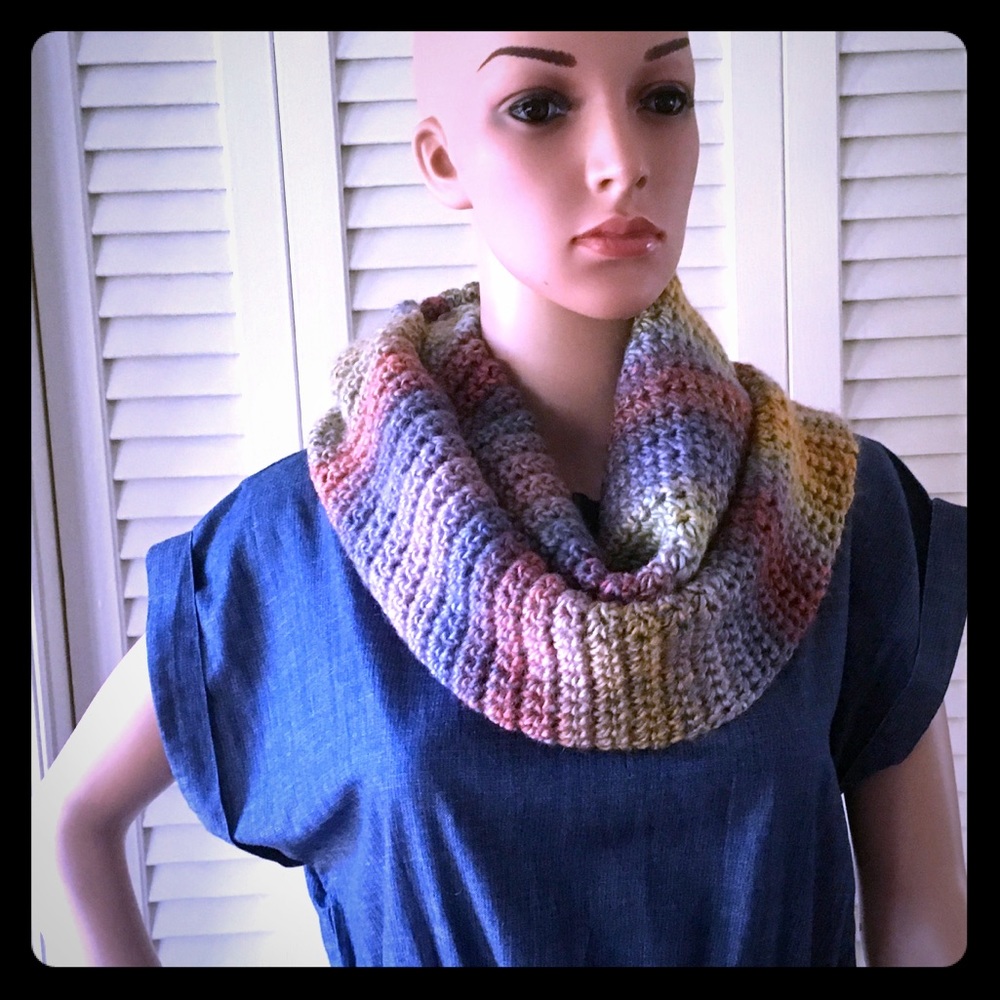 Super Soft and Comfy Infinity Scarf!💐NWT!