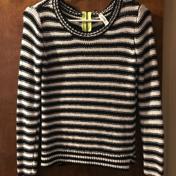 Black and white horizontal stripped sweater - Picture 1 of 2
