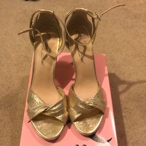 🛑GOLD T-STRAP SANDALS🛑