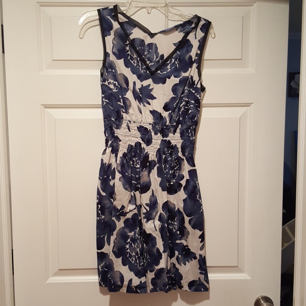 Sleeveless blue floral print dress