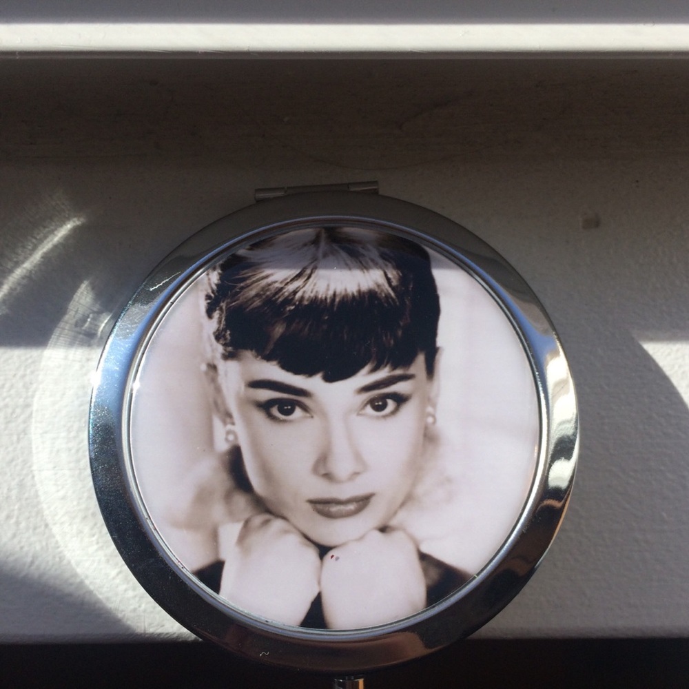 Small pocket mirror