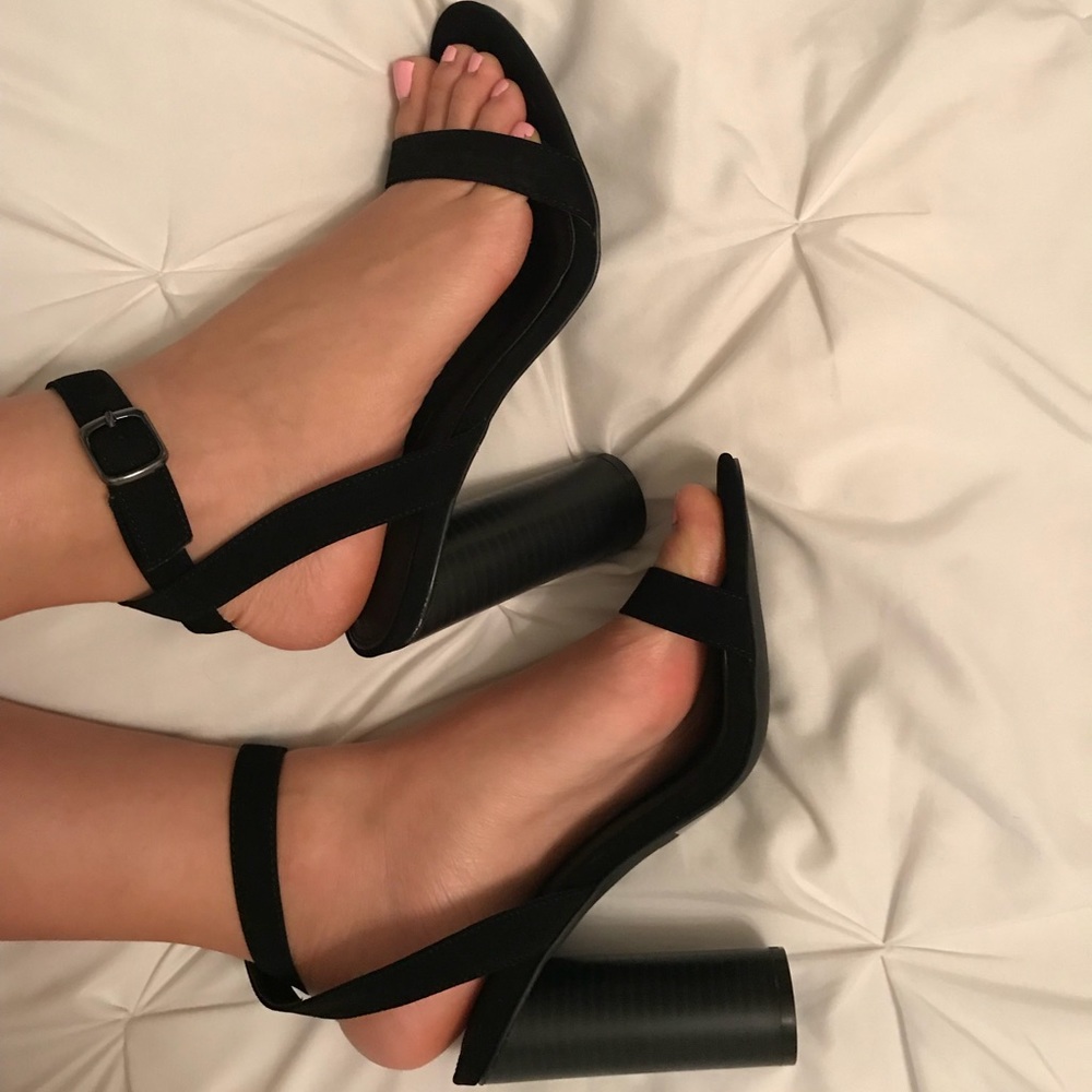 Strap sandals