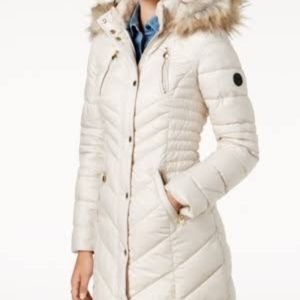 🔻Reduced! Gorgeous down jacket with faux fur hood