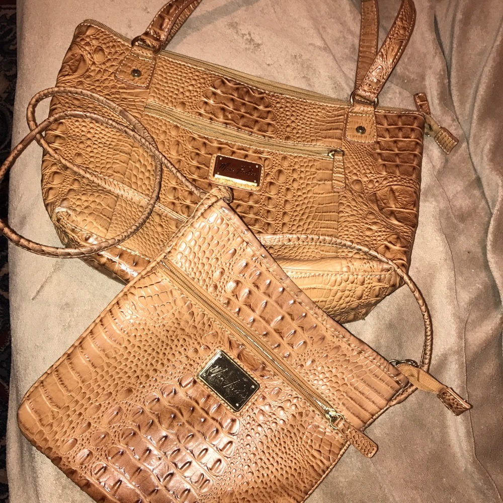 Large and small tan purse set with zipper entries