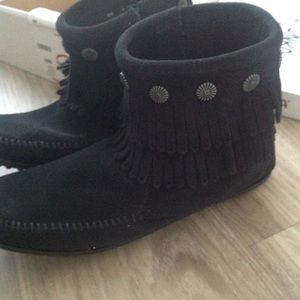 Minnetonka black double fringe side zip boots