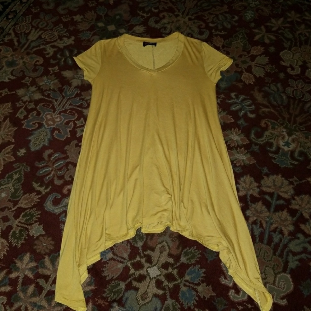 Mustard yellow size medium tunic. Def fits a LARGE