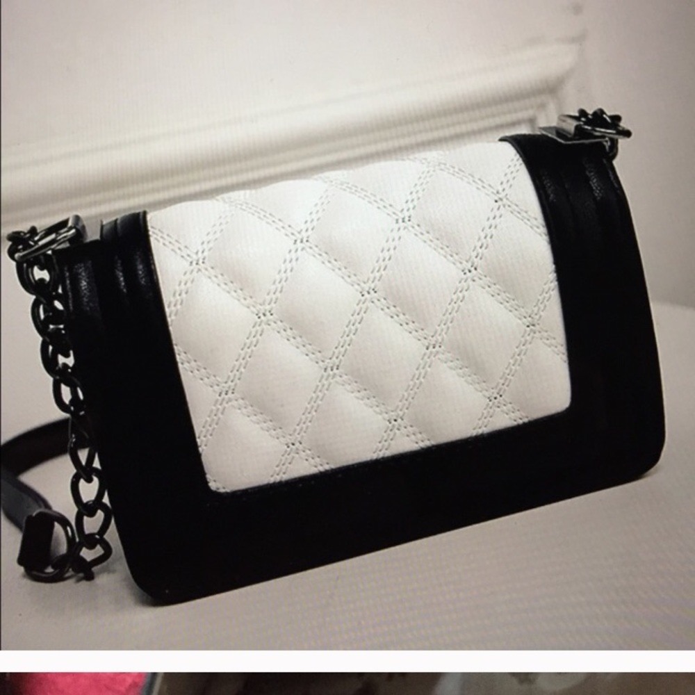 SOLD! Quilted Diamond shape crossbody bag. - Picture 3 of 4