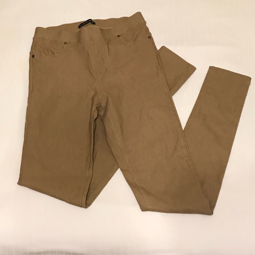 Women’s khaki leggings.