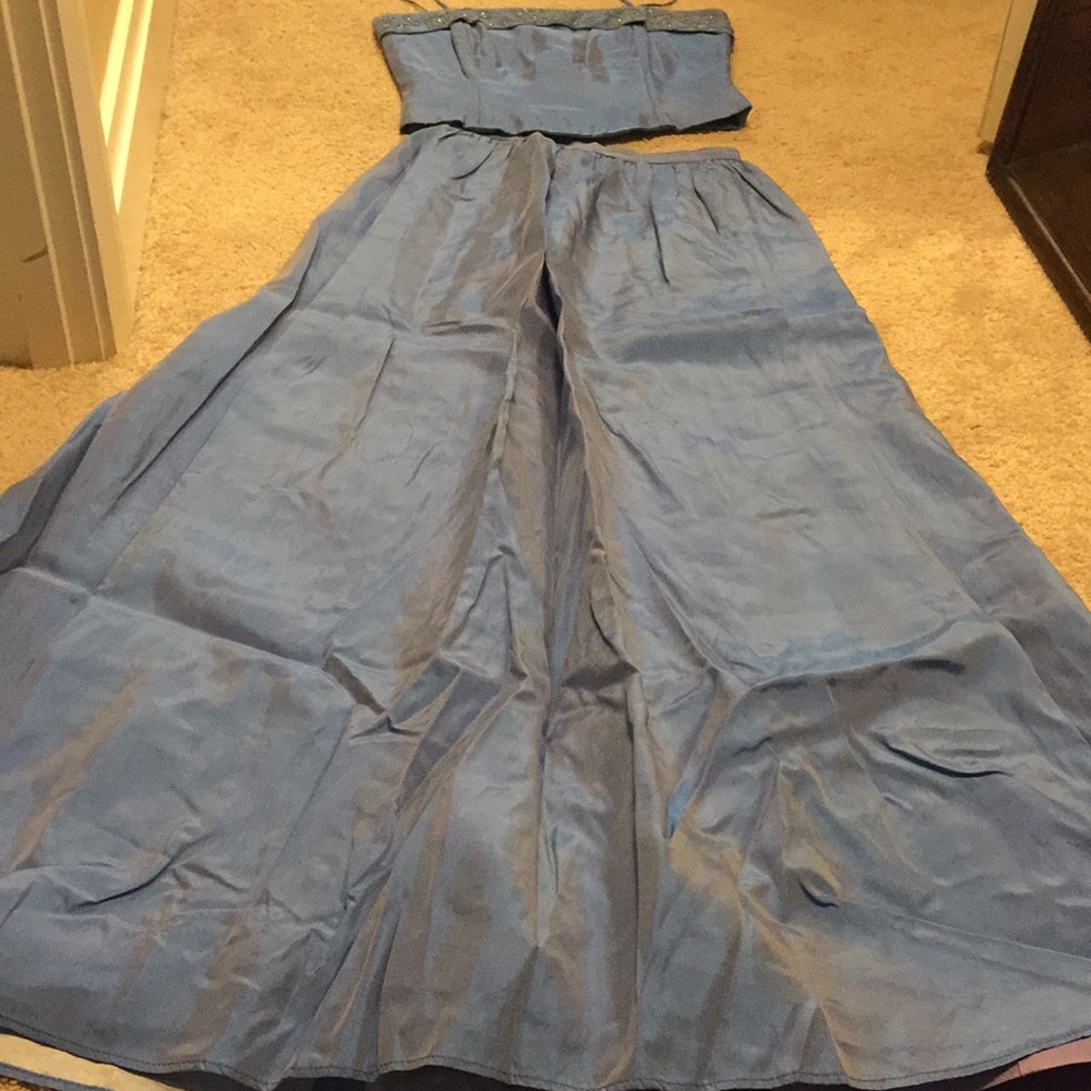 Reggio 2 piece Too and Skirt. Size 4. Made in USA