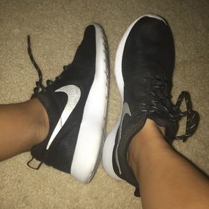 Nike Roshes Black