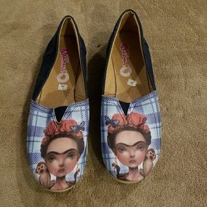 Adorable Frieda Kahlo shoes!