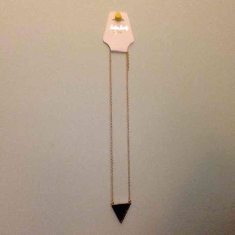 NWT TRIANGLE NECKLACE